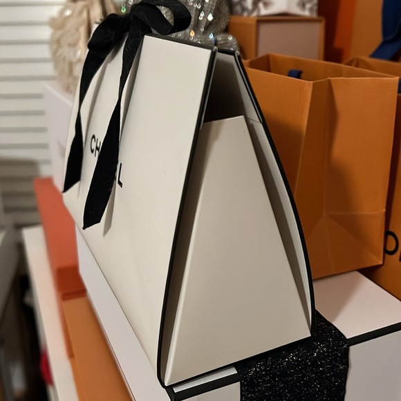 Chanel Gift Box - Picture 2 of 2